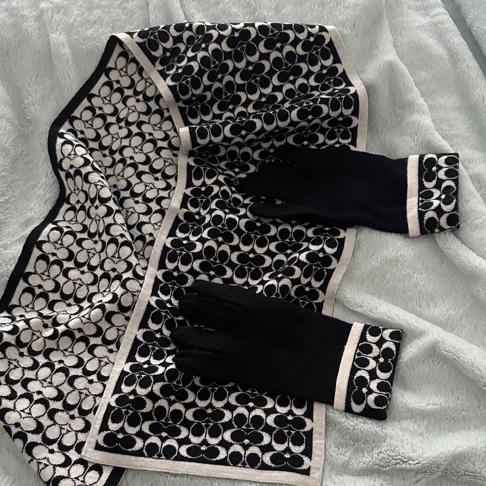 Classic Reversible B&WCoach Monogrammed Knit Scarf & Gloves Set Size 48*8